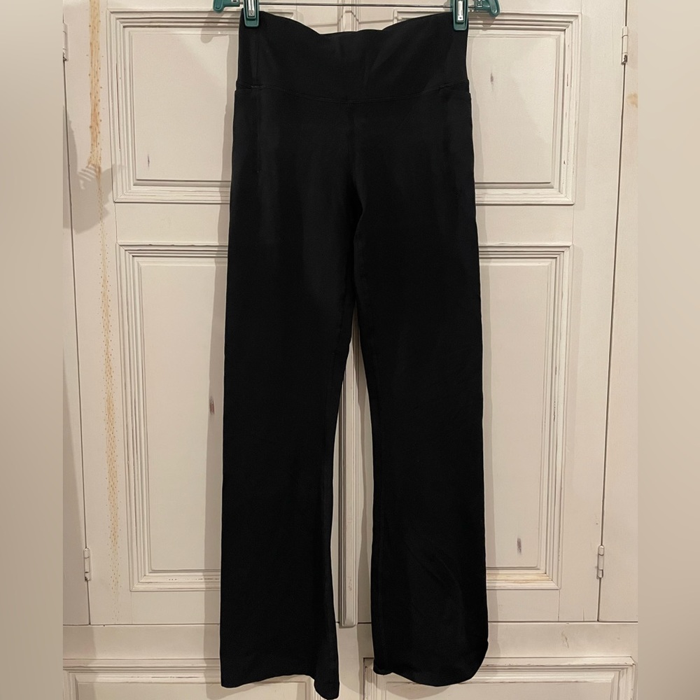 Under Armour boot cut yoga pants (Size M) (Black)